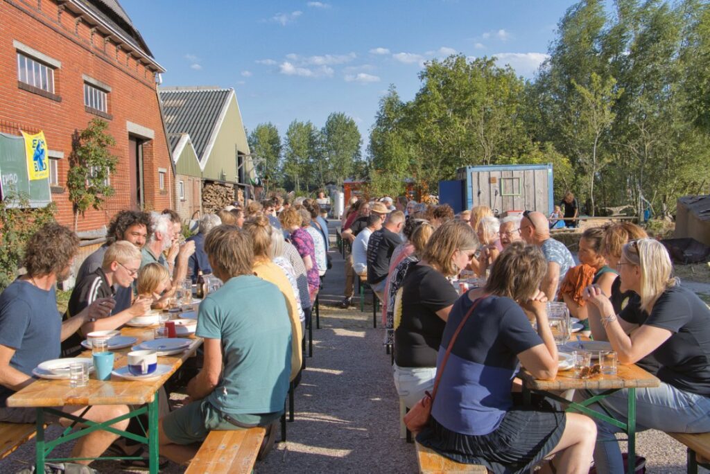 Lange tafels tijdens het diner van het Groninger Oogstfeest, Ten Boer september 2022.